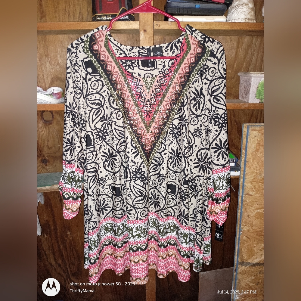 New Directions Black and White Graphic 3/4 Sleeve Blouse